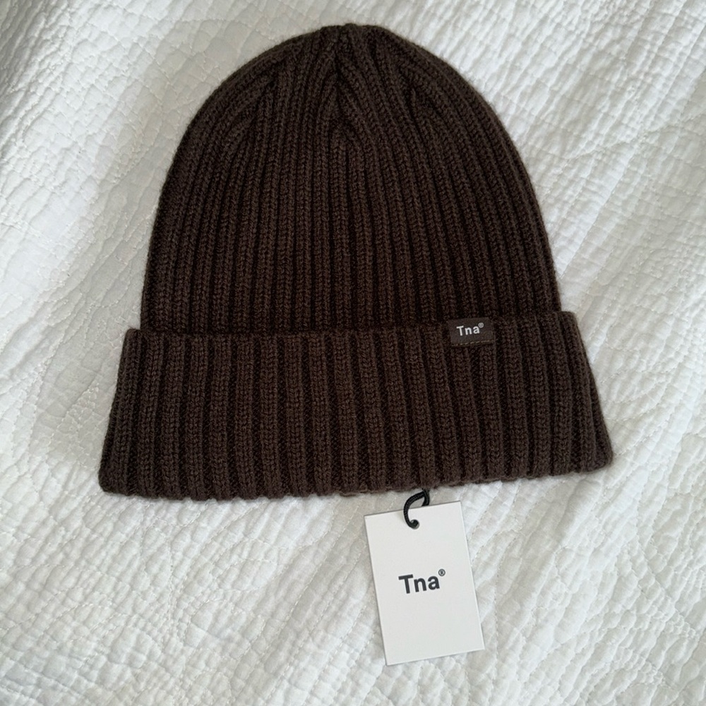 New with tags. Aritzia brown beanie